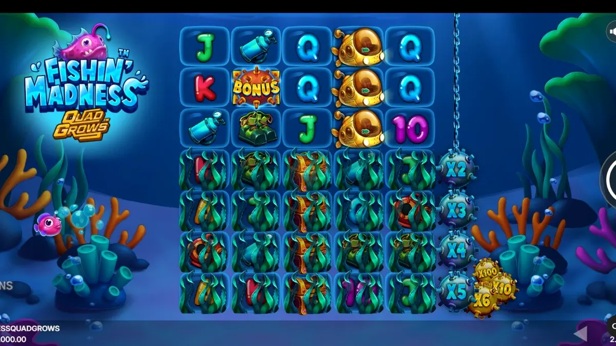 Tampilan visual slot Fishin’ Madness Quadgrows dengan latar belakang bawah laut dan rumput laut yang menutupi gulungan.
